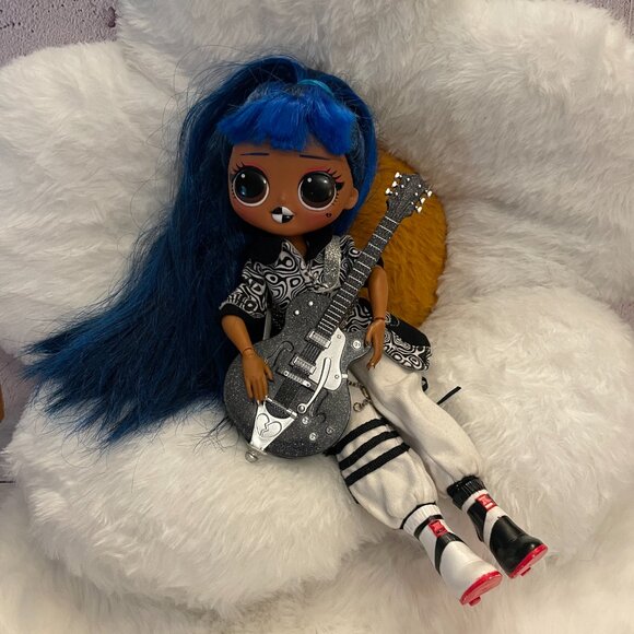 LOL Surprise OMG Downtown BB Fashion Doll Blue Hair (SKU: 320TO) - Picture 4 of 16